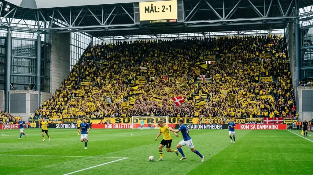 Tysk Bundesliga-fodboldkamp på et stadion med stor tilskueropbakning